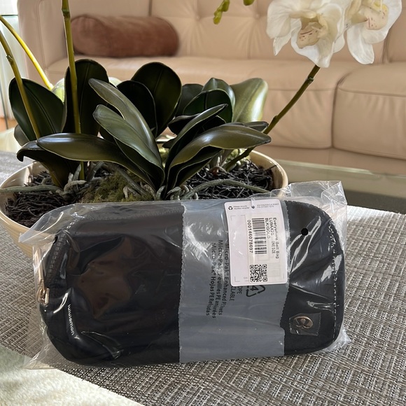 Lululemon Everywhere Belt Bag with Gold Logo - Picture 4 of 10